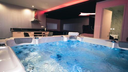 uma banheira de hidromassagem num quarto de hotel em Love night Marseille jacuzzi em Le Rove