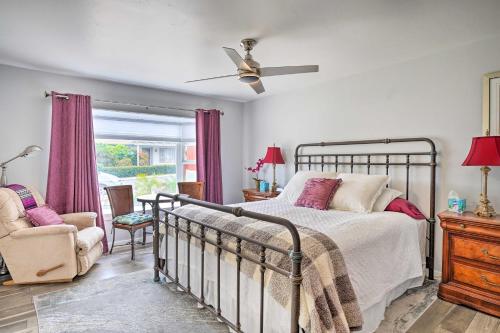 Ένα ή περισσότερα κρεβάτια σε δωμάτιο στο San Marcos Home with Patio and Grill - Walk to Lake!