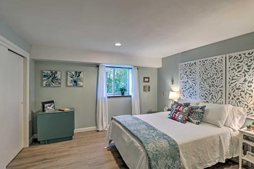 彭延Newly Renovated Penn Yan Apartment Less Than 1 Mi to Lake!的一间带大床和窗户的卧室