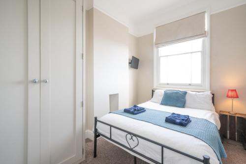 a bedroom with a bed and a window at The Veteran Hotel & Bar in Ryde