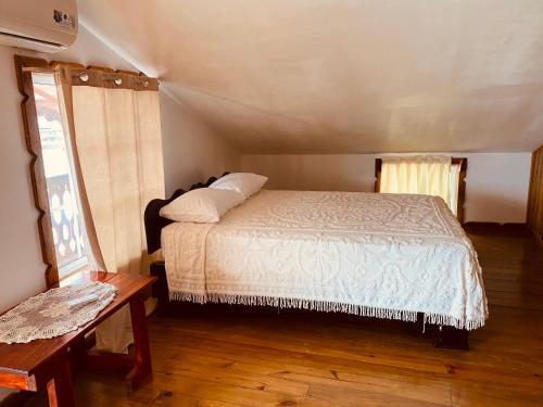 a bedroom with a bed and a window at Hotel Caribbean View in Bastimentos