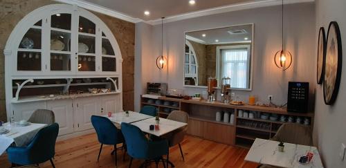 Un restaurante con mesas y sillas y un mostrador. en Casa Moiano, en Oliveira do Hospital