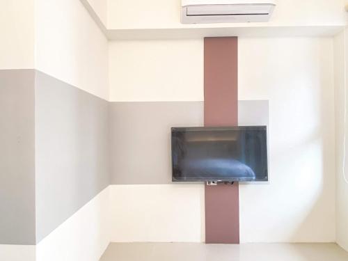a room with a tv on a wall at Chill鬆口氣-包棟民宿 in Yilan City