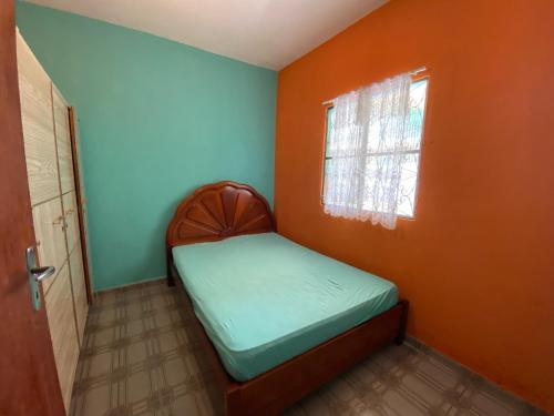 a small bedroom with a bed and a window at CASA inteira entre Guaratiba e Campo Grande, Rio de Janeiro, RJ - a 40 min da praia, próximo ao Estádio Miecimo da Silva e Park Shopping-Ideal para descanso, encontros, festa e lazer-3000 m2 in Rio de Janeiro