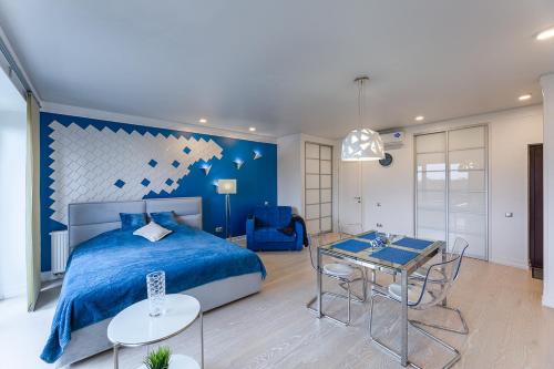 スヴェトロゴルスクにあるBaltic Luxury-52 with Sea viewのベッドルーム(青いベッド1台、テーブル付)