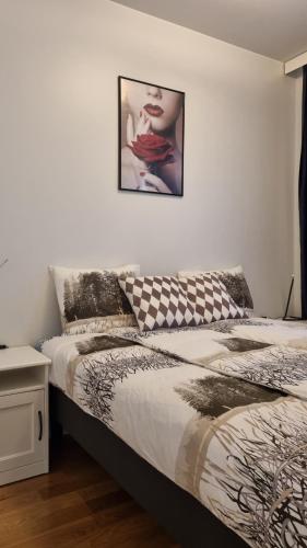 sypialnia z łóżkiem i zdjęciem na ścianie w obiekcie First Class-Annankatu w mieście Pori