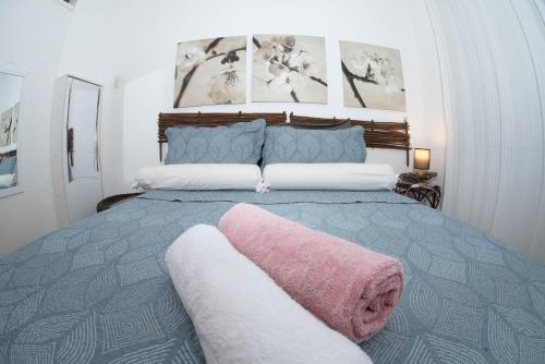 una camera da letto con un grande letto e un asciugamano rosa di Proximo a Ipanema e Arpoador,confortavel e util! a Rio de Janeiro