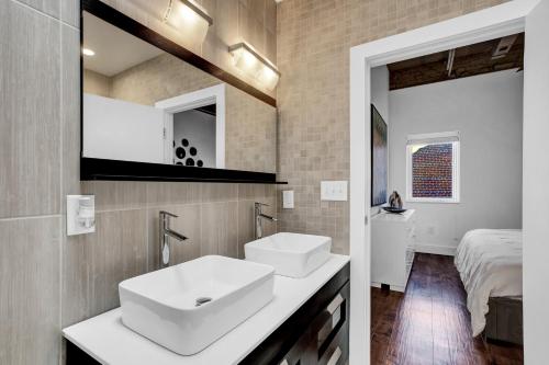 Koupelna v ubytování A Friendly Staycation - Downtown Greensboro Close to Major Attractions!