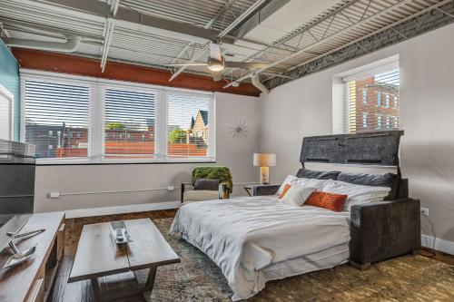 Een bed of bedden in een kamer bij A Friendly Staycation - Downtown Greensboro Close to Major Attractions!