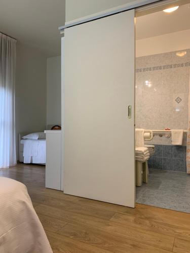 Phòng tắm tại Hotel Parigi 2 & Spa