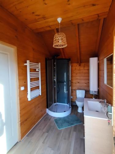 - Baño con 2 lavabos y aseo en Les Cabanes d'Hérande, en Fouchères