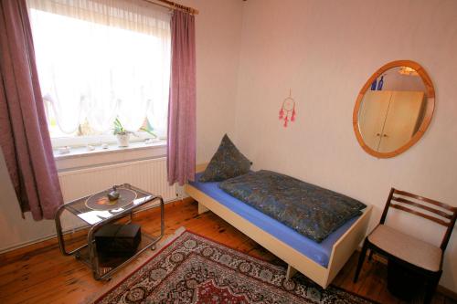 ハノーファーにあるLaatzen - Private Apartmentのベッドルーム(ベッド1台、テーブル、鏡付)