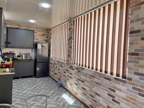 Кухня или мини-кухня в Chinara Guest House Airport
