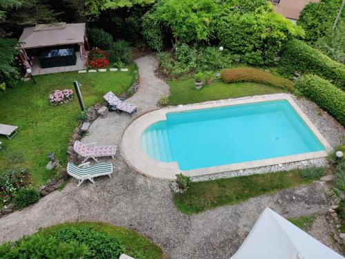 an overhead view of a swimming pool in a yard at Villa Laura in Lierna