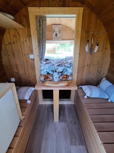 a table in the inside of a tiny house at Les Cabanes d'Hérande in Fouchères