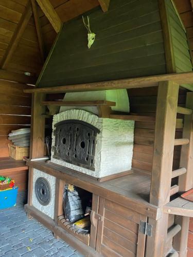 um modelo de uma casa de pássaros numa casa em aleSpanie em Olsztyn