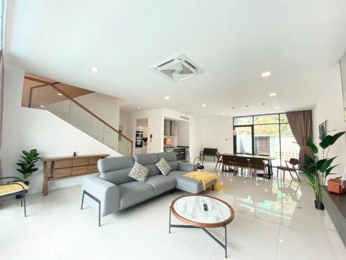 Khu vực ghế ngồi tại LeGrace Villa Langkawi Private Pool