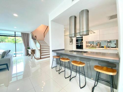 Nhà bếp/bếp nhỏ tại LeGrace Villa Langkawi Private Pool