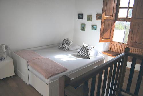 a small bed in a room with a window at La Casa de Muñecas in Valle Gran Rey