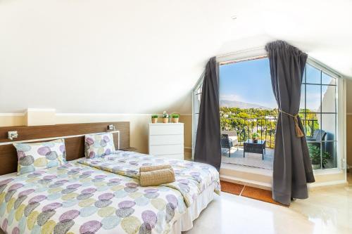 Cama o camas de una habitación en 4 bedroom Holiday Penthouse near Puerto Banus, in Nueva Andalucia