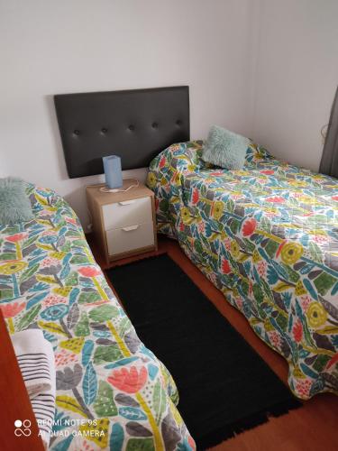 two beds sitting next to each other in a bedroom at Apartamento Dúplex El Monumento in San Juan de Aznalfarache