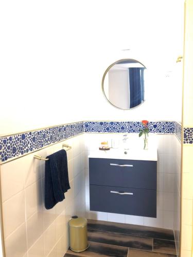 a bathroom with a sink and a mirror at Chambres d'hôte & Gîte Château Le Conte - Saint Emilion in Saint-Émilion