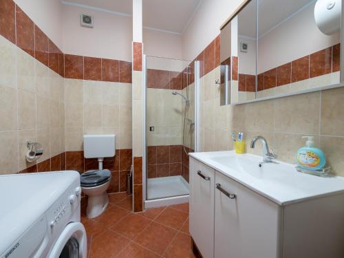 Ένα μπάνιο στο Vila Bovec Sunrise apartment with balcony