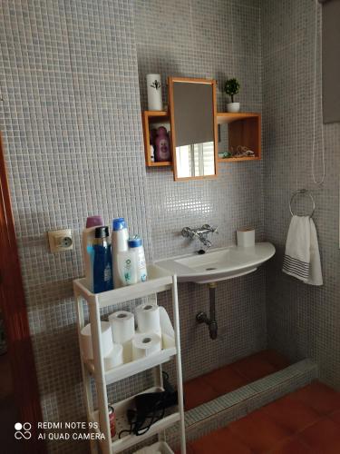 a bathroom with a sink and a mirror at Apartamento Dúplex El Monumento in San Juan de Aznalfarache