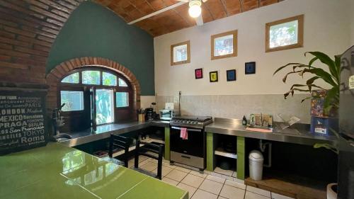 een keuken met een aanrecht en een tafel in een kamer bij Apartamento Parota # in Sayulita