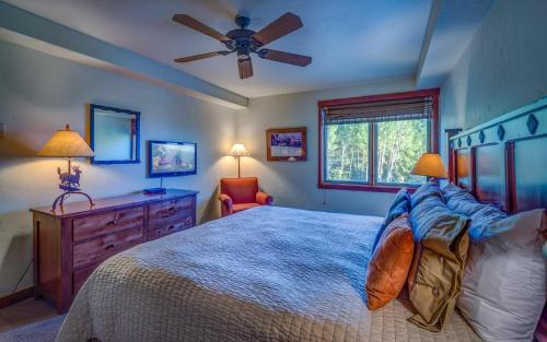 um quarto com uma cama e uma ventoinha de tecto em Bear Claw 201 - Bear Claw I Building em Steamboat Springs