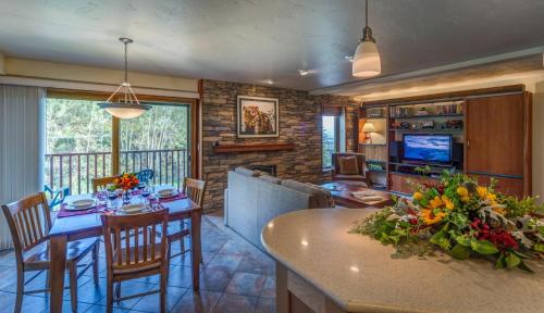 uma sala de jantar e sala de estar com mesa e cadeiras em Bear Claw 201 - Bear Claw I Building em Steamboat Springs