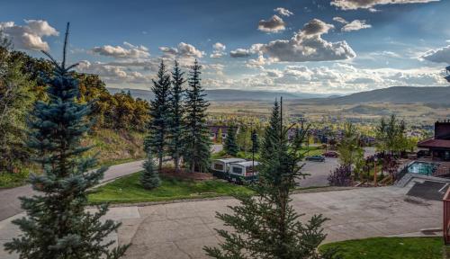 uma vista aérea de um parque de estacionamento com árvores em Bear Claw 201 - Bear Claw I Building em Steamboat Springs