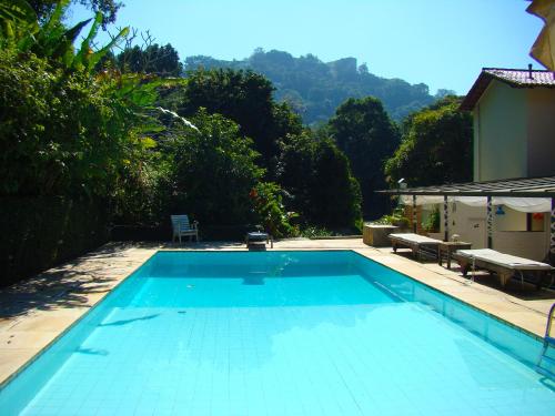 a swimming pool with a view of the mountains at Espaço Afrodite Se Quiser in Rio de Janeiro
