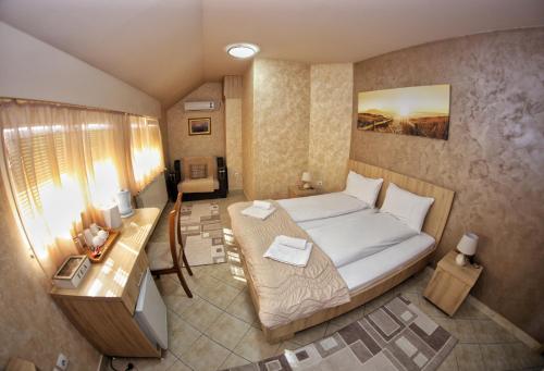سرير أو أسرّة في غرفة في Apartmani Zecevic Niksic