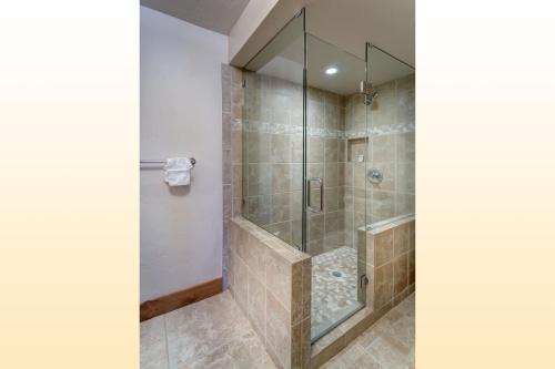 Koupelna v ubytování Bear Claw 202 - Ski-in Ski-out Condo!