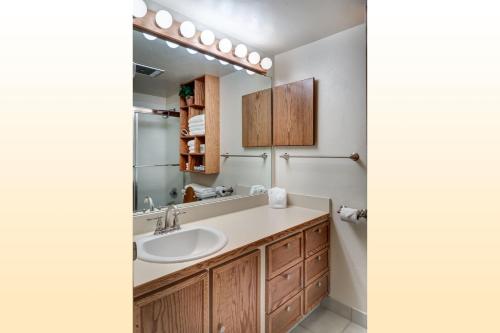 uma casa de banho com um lavatório e um espelho em Bear Claw 203 - Bear Claw I Building em Steamboat Springs