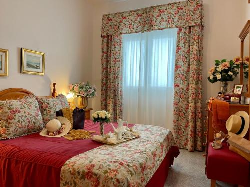 een slaapkamer met een bed met een dienblad met eten erop bij EmyCanarias Holiday Homes Vecindario in Vecindario