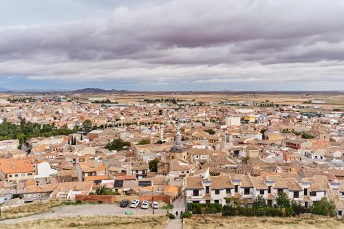 Vista generica su Consuegra o vista sulla città dall'interno dell'hotel