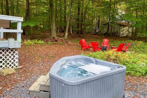 Κήπος έξω από το Pocono Lake Retreat with Fire Pit and Private Hot Tub!