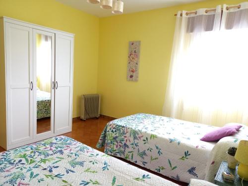a bedroom with two beds and a window at PISO AMPLIO A 100 M DE LA PLAYA in Foz