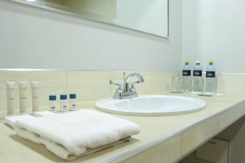 ワンカヨにあるHotel Unuのバスルーム(洗面台、鏡付)