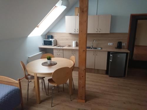 a kitchen and a table in a small room at Miško Apartments in Šilutė