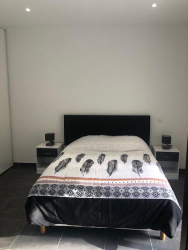 - une chambre avec un lit et 2 tables de chevet dans l'établissement T3 moderne et spacieux à BASTIA, à Bastia