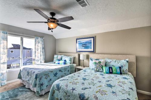 Cama ou camas em um quarto em Galveston Kahala Beach Bliss with Deck and Views!