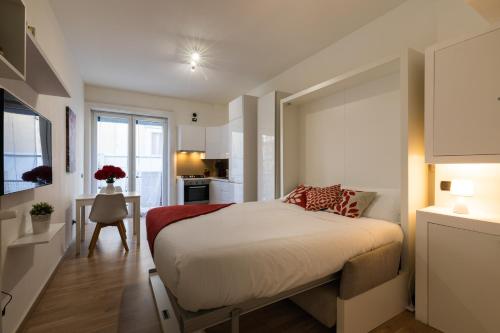 A bed or beds in a room at Dreamful Home - Arco della Pace