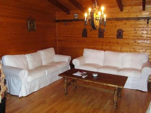 Dog friendly holiday home in the Kn ll في Neuenstein: غرفة معيشة مع كنبتين بيضاء وطاولة قهوة