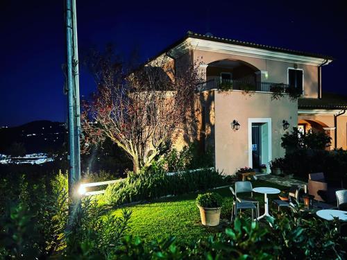 a house at night with a table and chairs at Ellebì B&B in Montone