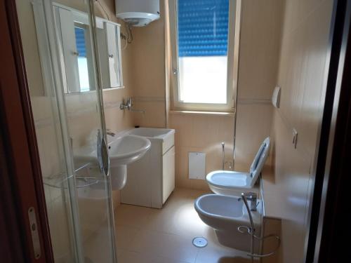 uma casa de banho com 2 lavatórios, um WC e um chuveiro em Case Vacanze De Simone zona Pozzillo em Castellabate