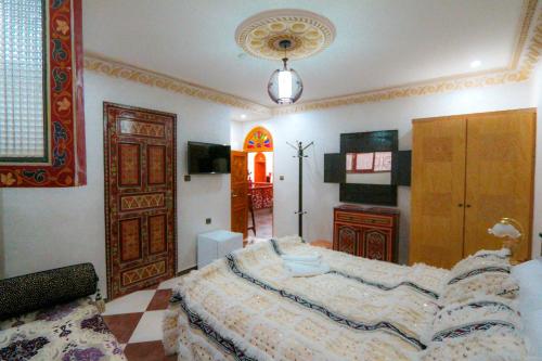 una camera con un grande letto di Riad Royal a Meknès