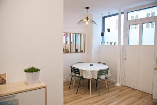 CHARMING Parisian Apartment WITH AIR CONDITIONING - CLIMATISATION & 2 BEDROOMS - Batignolles PARIS photo 9